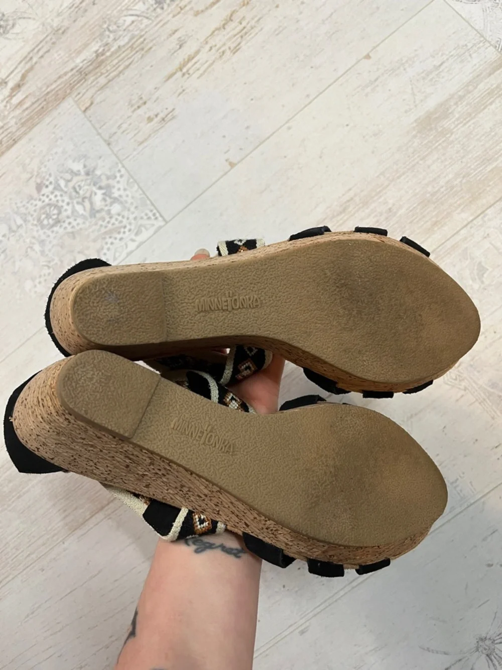 Minnetonka Drew Wedge Sandals Black Size 9